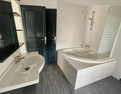 Salle de bains dans l'établissement Au calme - Maison duplex Parking