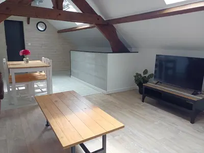 Télévision ou salle de divertissement dans l'établissement Au 112, maison d'hôtes meublée