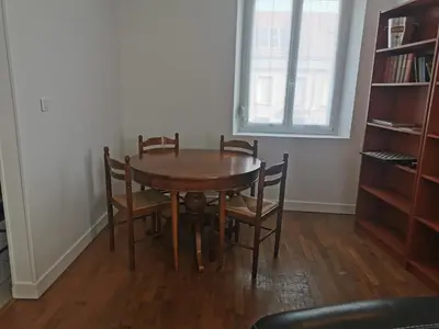 Bibliothèque dans l'appartement