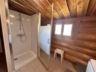 Salle de bains dans l'établissement C Les rondins nature gîte 8 personnes avec jardin