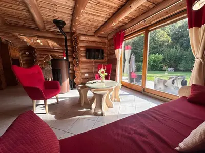 Coin salon dans l'établissement C Les rondins nature gîte 8 personnes avec jardin
