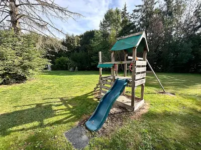 Aire de jeux pour enfants de l'établissement C Les rondins nature gîte 8 personnes avec jardin