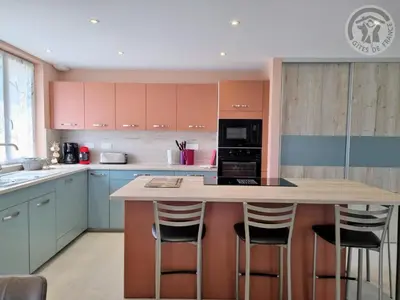 Cuisine ou kitchenette dans l'établissement Gîte chaleureux avec WIFI et grand jardin, près de Disneyland - FR-1-532-22