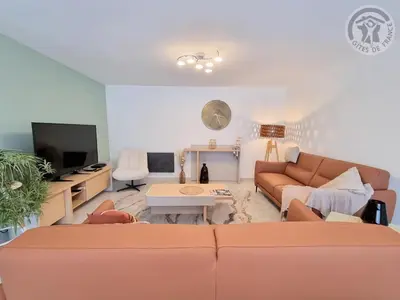 Télévision ou salle de divertissement dans l'établissement Gîte chaleureux avec WIFI et grand jardin, près de Disneyland - FR-1-532-22