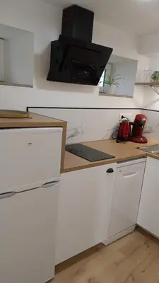 Cuisine ou kitchenette dans l'établissement Le Scailleteux, petite maison de mineur, climatisée non accessible PMR