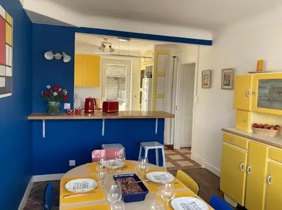 Cuisine ou kitchenette dans l'établissement Carré Vintage, gîte années 50 avec jardin proche Laon