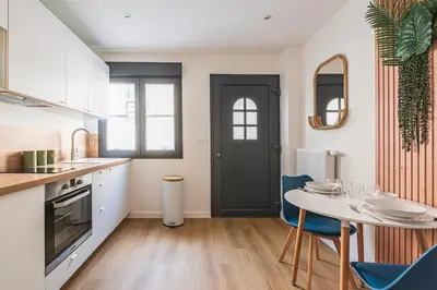 Cuisine ou kitchenette dans l'établissement MM Suites Saint-Remi