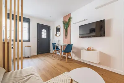 Télévision ou salle de divertissement dans l'établissement MM Suites Saint-Remi