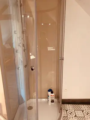 Salle de bains dans l'établissement CHAMBRE et JARDIN Village au bord de l eau Cour et Garage privés