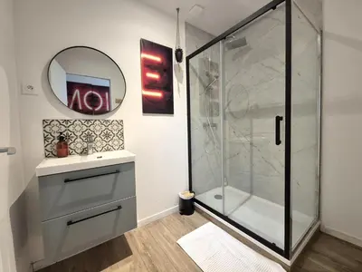 Salle de bains dans l'établissement Villahermosa, un oasis artistique