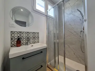 Salle de bains dans l'établissement Villahermosa, un oasis artistique