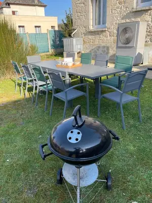 Barbecue disponible mis à disposition des clients de la maison de vacances