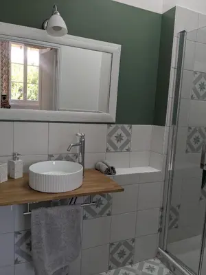Salle de bains dans l'établissement La Maison Cornon