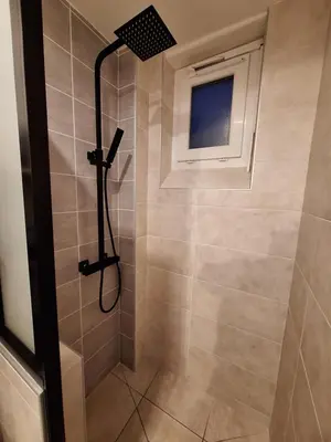 Salle de bains dans l'établissement Les Arquebusiers