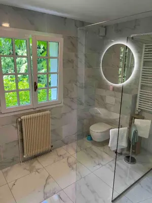 Salle de bains dans l'établissement Villa champenoise, La Psière