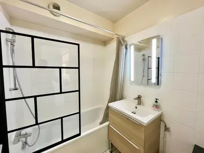 Salle de bains dans l'établissement Le Forville Centre avec Parking