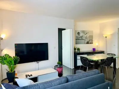 Télévision ou salle de divertissement dans l'établissement Le Forville Centre avec Parking