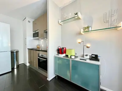 Cuisine ou kitchenette dans l'établissement Le Forville Centre avec Parking