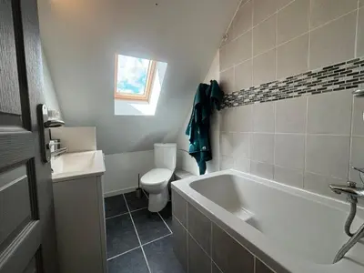 Salle de bains dans l'établissement Charmante Maison Wifi télé 65 pouces netflix