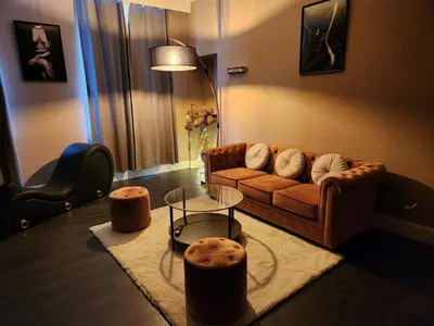 Coin salon dans l'établissement Love Room l'Audacieuse