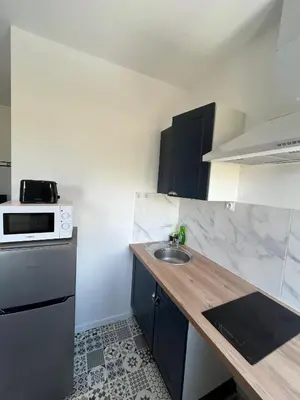 Cuisine ou kitchenette dans l'établissement Le Compiègnois