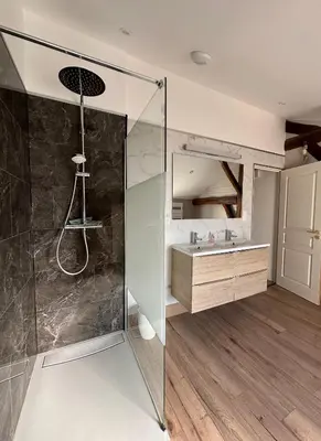 Salle de bains dans l'établissement Gîte OPLM 8 p Proximité Charleville