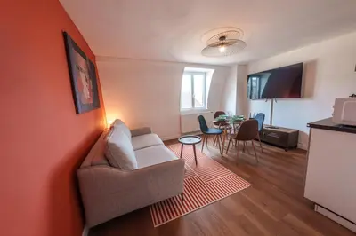 Télévision ou salle de divertissement dans l'établissement Appartement Tout Confort à Deux Pas de la Gare