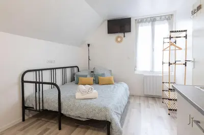 Un ou plusieurs lits dans un hébergement de l'établissement Confortable studio tout confort