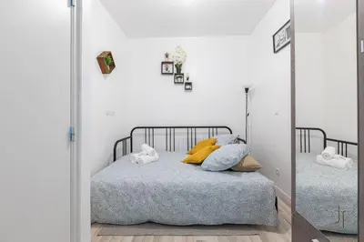 Un ou plusieurs lits dans un hébergement de l'établissement Joli studio confortable