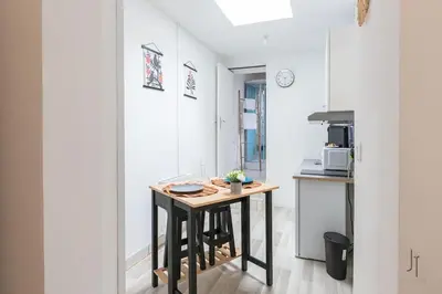 Cuisine ou kitchenette dans l'établissement Joli studio confortable