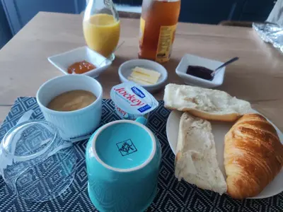 Options de petit-déjeuner proposées aux clients de l'établissement Chez Peggy
