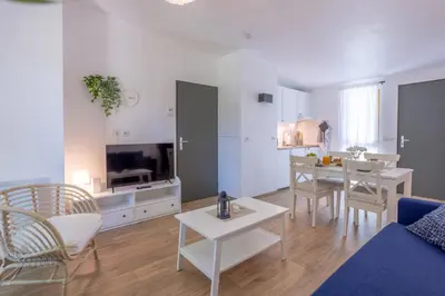 Télévision ou salle de divertissement dans l'établissement Les Charmes C10 - Le Val Joly
