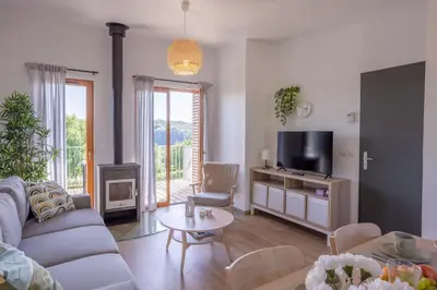 Télévision ou salle de divertissement dans l'établissement La Hulotte H26 - L'immanquable vue Lac du Val Joly