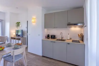 Cuisine ou kitchenette dans l'établissement La Hulotte H26 - L'immanquable vue Lac du Val Joly