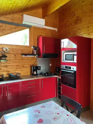 Cuisine ou kitchenette dans l'établissement Chalet