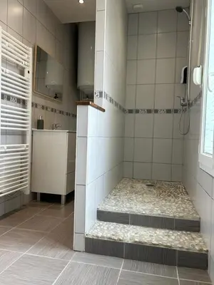 Salle de bains dans l'établissement Au Coin Champenois Epernay