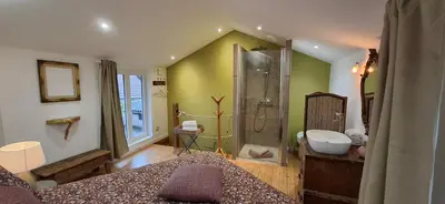 Salle de bains dans l'établissement Le Grand Cru