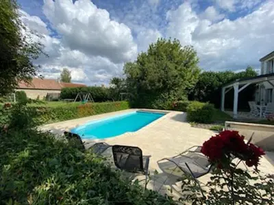 Piscine de l'établissement Maison chaleureuse avec piscine et aire de jeux ou située à proximité