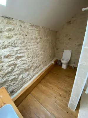 Salle de bains dans l'établissement Maison chaleureuse avec piscine et aire de jeux