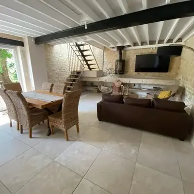 Maison chaleureuse avec piscine et aire de jeux