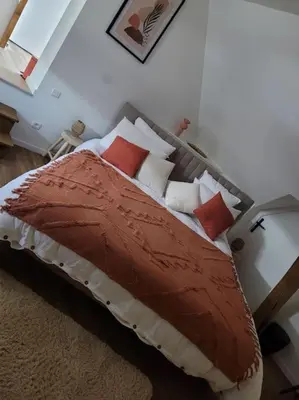 Un ou plusieurs lits dans un hébergement de l'établissement Maison cosy avec jacuzzi