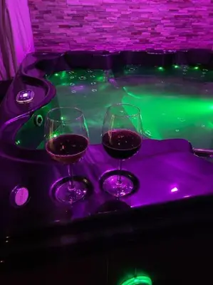 Boissons dans l'établissement Maison cosy avec jacuzzi