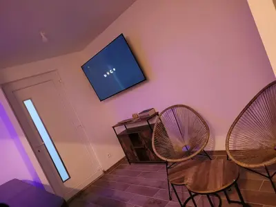 Télévision ou salle de divertissement dans l'établissement Maison cosy avec jacuzzi