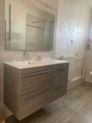 Salle de bains dans l'établissement Le Nid de Julise