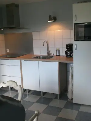 Cuisine ou kitchenette dans l'établissement La Roseraie, campagne, calme et paix