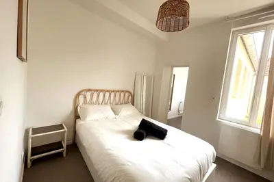 Un ou plusieurs lits dans un hébergement de l'établissement Charmant appartement Près de la Gare