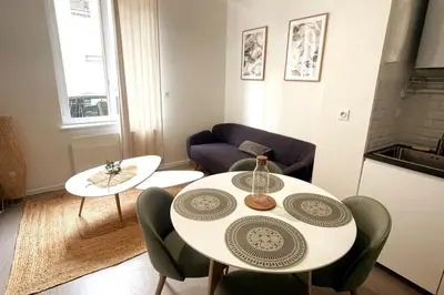 Coin salon dans l'établissement Charmant appartement Près de la Gare