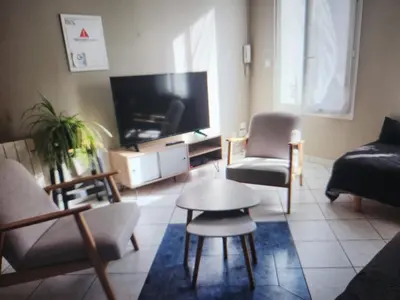 Télévision ou salle de divertissement dans l'établissement RDC 1 chambre-centre-ville-terrasse