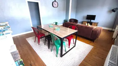 Télévision ou salle de divertissement dans l'établissement La maison de la paix