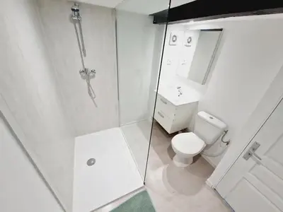 Salle de bains dans l'établissement Appartements centre-ville Avesnes sur Helpe centre-ville T2